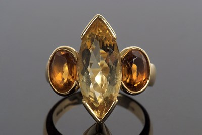 Lot 475 - 18ct gold citrine designer ring centering a...