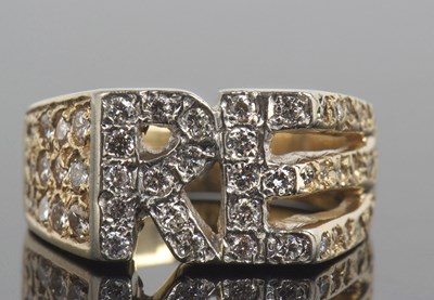 Lot 480 - Yellow metal and diamond designer ring having...