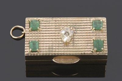 Lot 509 - 9ct gold small hinged box, the textured lid...