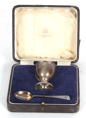 Lot 121 - Cased George V christening egg cup and spoon...