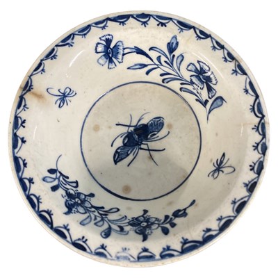 Lot 426 - Lowestoft porcelain patty pan with blue and...