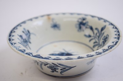 Lot 426 - Lowestoft porcelain patty pan with blue and...