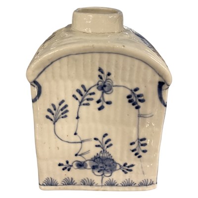 Lot 453 - 18th Century porcelain tea caddy with an onion...