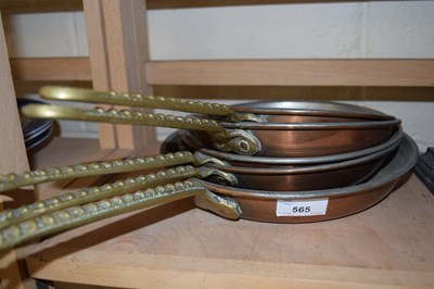 Lot 565 - Graduated set of frying pans