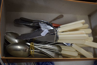 Lot 661 - Box of various assorted cutlery