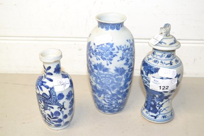 Lot 122 - Group of three small Oriental blue and white...