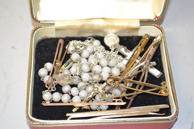 Lot 133 - Small box of various assorted costume jewellery