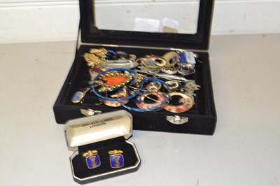 Lot 146 - Box of various assorted costume jewellery