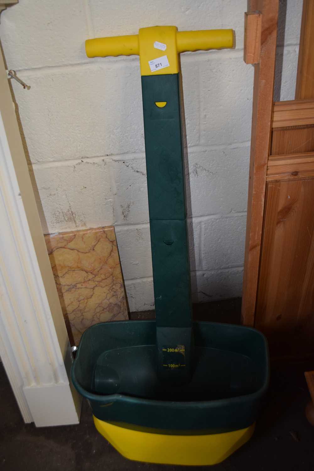 Lot 871 - Lawn spreader