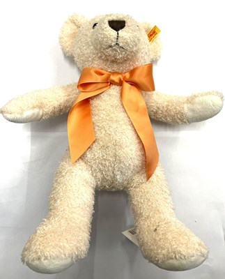 Lot 287 - A 2015 Steiff teddy bear: 38 Creme Cosy Year....