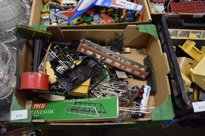 Lot 672 - Box of various assorted model railway rolling...