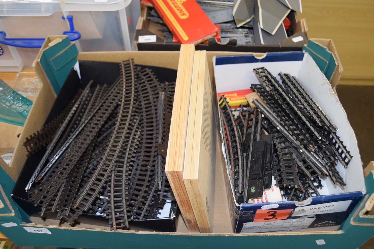 Lot 697 - Box of 00 gauge model railway track