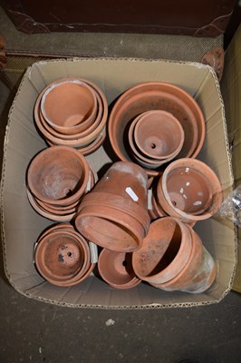 Lot 724 - Box of terracotta plant pots