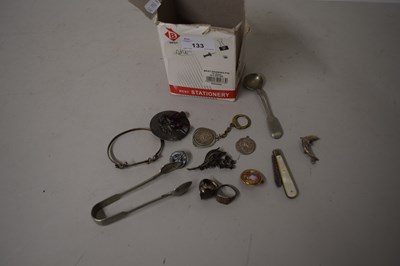 Lot 133 - Mixed lot of items to include a small silver...