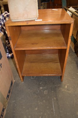 Lot 811 - Small oak shelf unit