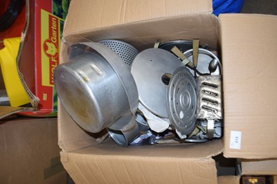 Lot 819 - Box of assorted kitchen wares