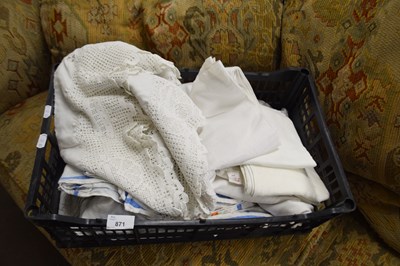 Lot 871 - Box of various assorted table linen