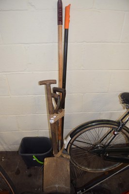 Lot 899 - Bundle of assorted garden tools