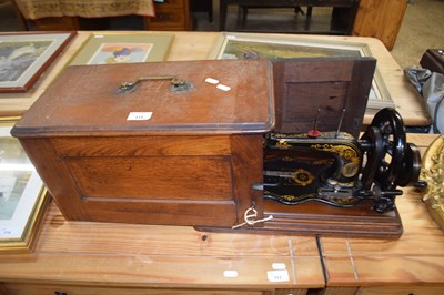 Lot 315 - Vintage Singer sewing machine in hardwood case