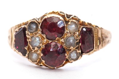 Lot 31 - Antique 9ct gold garnet and pearl ring...