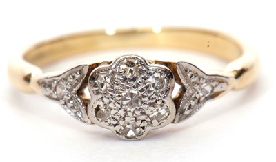 Lot 66 - Small diamond cluster ring, the central...