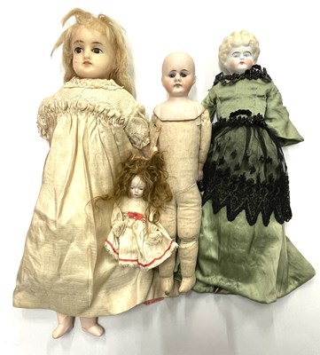 Lot 136 - A mixed group of interesting European dolls,...