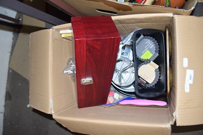 Lot 607 - One box of various assorted kitchen wares,...