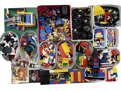 Lot 77 - A large quantity of  1980s - 1990s Lego pieces...