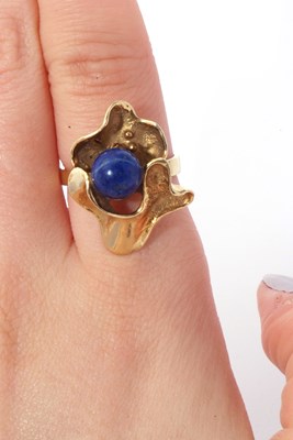 Lot 8 - Designer ring featuring a round lapis lazuli...