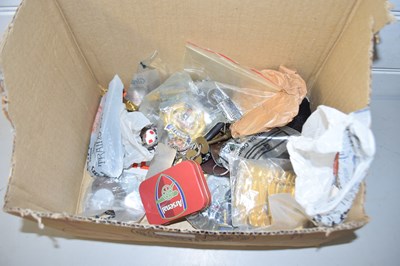 Lot 126 - Box of various assorted keys and keyrings