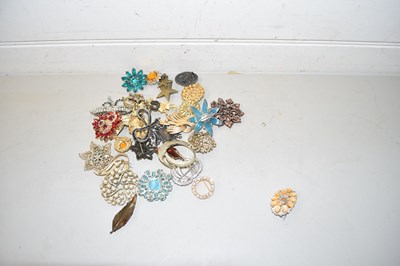 Lot 137 - Mixed Lot: Various assorted costume jewellery