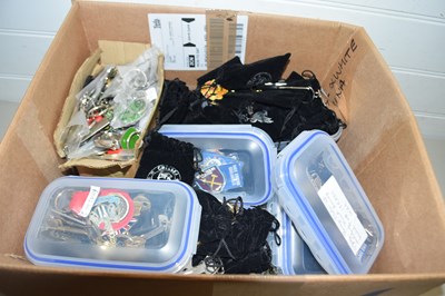 Lot 190 - Large box of various keys and keyrings