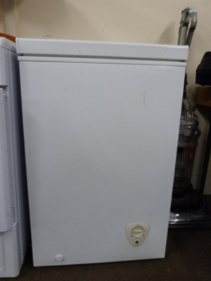 Lot 800 - Small chest freezer