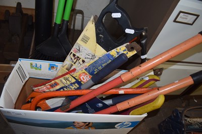 Lot 1005 - Box of assorted tools