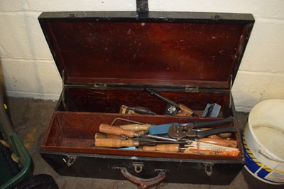 Lot 1022 - Vintage tool box and contents