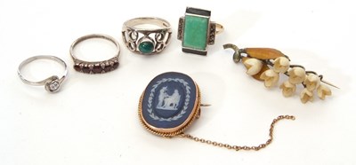 Lot 184 - Mixed lot to include a Wedgwood brooch, three...