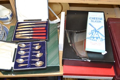 Lot 551 - Mixed Lot: Various boxed cutlery, serving...