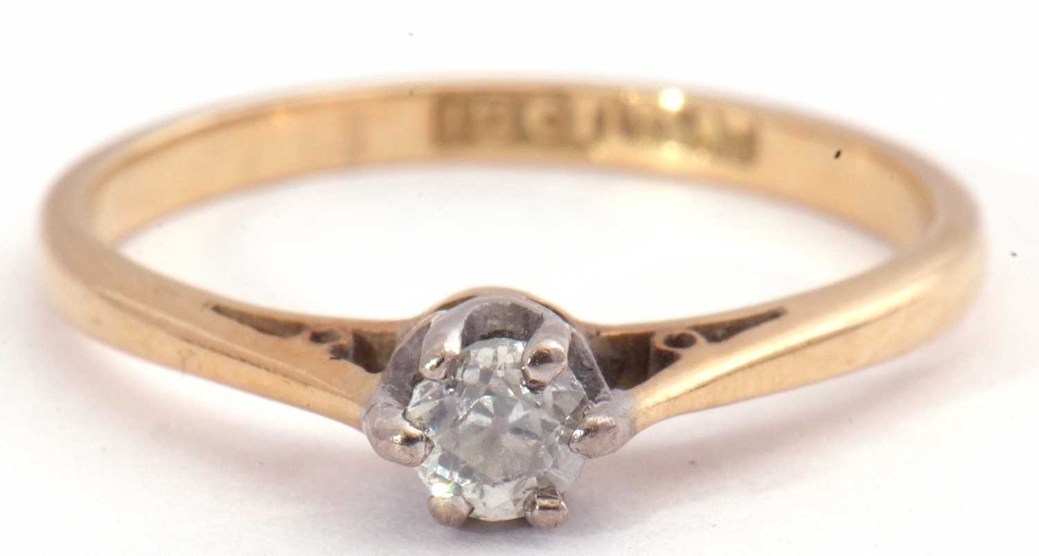 Lot 117 - Single stone diamond ring, the round brilliant...