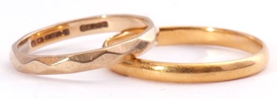 Lot 136 - Mixed Lot: 22ct gold wedding ring of plain...