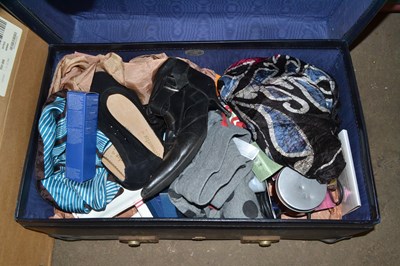 Lot 913 - Case of various assorted shoes and other items