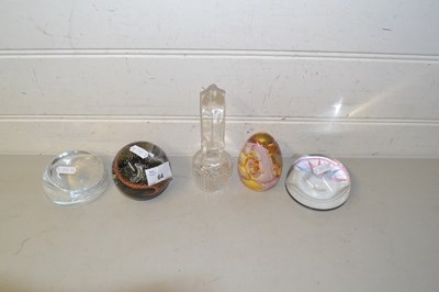 Lot 64 - Mixed Lot: Assorted paperweights and other items