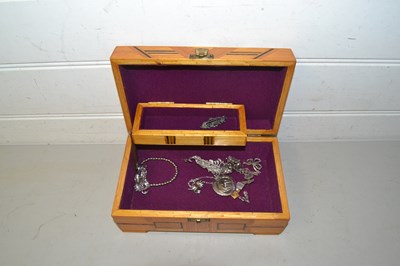Lot 83 - Small jewellery box and contents