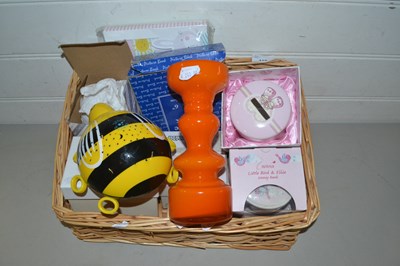 Lot 118 - Box of various assorted house clearance sundries