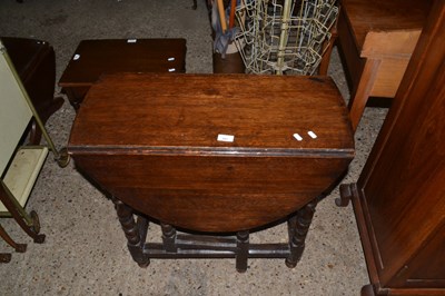 Lot 261 - Small 18th Century and later oak drop leaf table