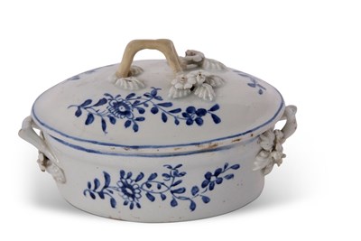 Lot 121 - Lowestoft Porcelain Butter Tub and Cover c.1770