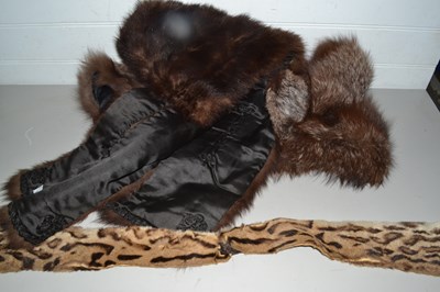 Lot 35 - Mixed Lot: Various vintage fur scarves and wraps