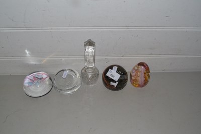 Lot 100 - Mixed Lot: Assorted paperweights and other items