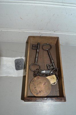 Lot 118 - Box of various assorted vintage keys and other...