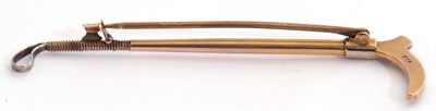 Lot 224 - 9ct stamped riding crop brooch, 7cm long,...