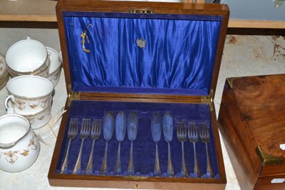 Lot 552 - Case of fish cutlery